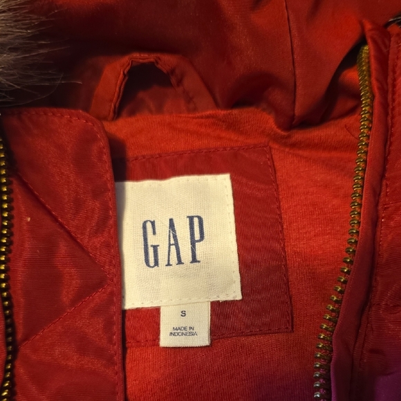 GAP Red Quilted Puffer Vest with Faux Fur-Trim Hood - Picture 2 of 7